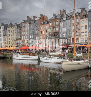 Vieux port, dans le célèbre village de Honfleur en Normandie, France. Banque D'Images