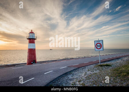 Vintage phare au coucher du soleil Banque D'Images
