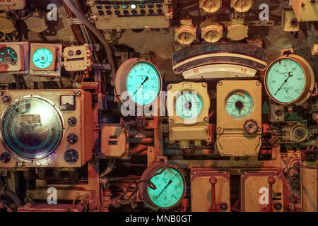 Indicateurs, cadrans et instruments à l'intérieur d'un sous-marin Russe B-143 / U-480 type Foxtrot 641 au parc à thème maritime Seafront à Zeebrugge, Belgique Banque D'Images