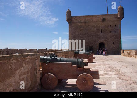 Canons en bronze à Skala du Ville sur les remparts d'Essaouira, utilisé comme un bastion défensif pour protéger le port d'Essaouira à partir de raiders Banque D'Images