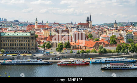 Prague et la Vltava, République tchèque. Les deux clochers de l'Église 'Gothique de Notre Dame de Tyn avant peut être vu à droite du centre. Banque D'Images