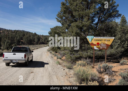 Chimney Peak Back Country Byway signe sur la route de terre dans le sud de la Sierra Nevada de Californie USA Banque D'Images