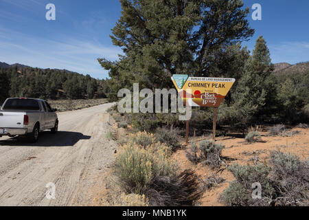 Chimney Peak Back Country Byway signe sur la route de terre dans le sud de la Sierra Nevada de Californie USA Banque D'Images