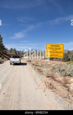 Panneau d'avertissement en bordure de la zone brûlée entrant sur la cheminée de l'arrière-pays de pointe Byway dans le sud de la Sierra Nevada en 2016 après l'incendie de cheminée. Banque D'Images