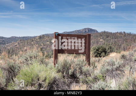 Direction routière sur la cheminée de l'arrière-pays de pointe byway chemin de terre dans le sud de la sierra Nevada de Californie USA Banque D'Images