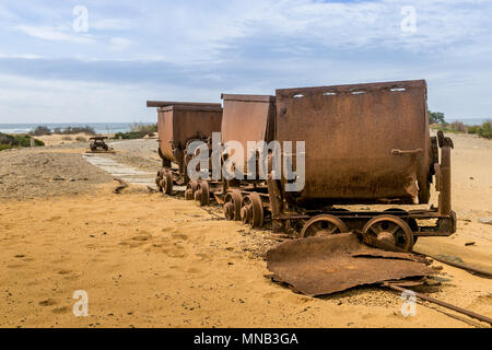 Vieilles et rouillées des chariots de mine à l'air libre sur le sable en Sardaigne. Ingortosu est à moi Banque D'Images