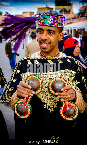 Le percussionniste en costume traditionnel pour vos réceptions les touristes dans la place Jemaa El Fna, un site du patrimoine mondial, Marrakech, Maroc Banque D'Images