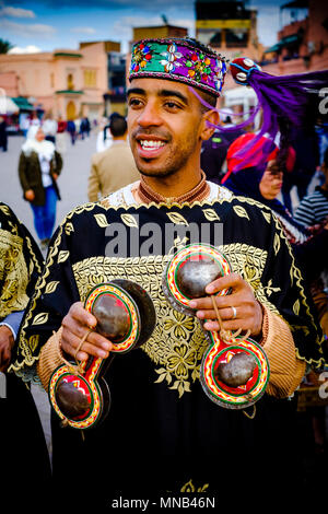 Le percussionniste en costume traditionnel pour vos réceptions les touristes dans la place Jemaa El Fna, un site du patrimoine mondial, Marrakech, Maroc Banque D'Images