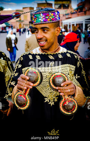 Le percussionniste en costume traditionnel pour vos réceptions les touristes dans la place Jemaa El Fna, un site du patrimoine mondial, Marrakech, Maroc Banque D'Images