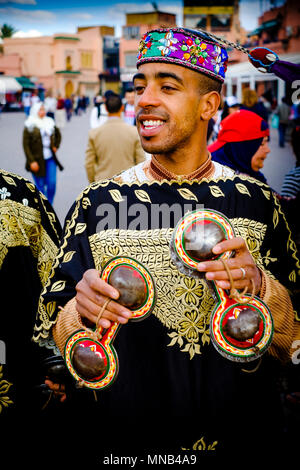 Le percussionniste en costume traditionnel pour vos réceptions les touristes dans la place Jemaa El Fna, un site du patrimoine mondial, Marrakech, Maroc Banque D'Images