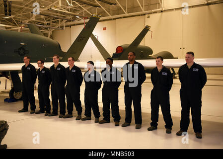 Le 69e avec les aviateurs de l'Escadron de maintenance ont été choisis comme chefs d'équipage dédié pour le RQ-4 Global Hawk au cours d'une cérémonie le 23 février 2018, à Grand Forks Air Force Base, N.D. Chaque chef d'équipe dédié est affecté à leur propre le Global Hawk et est chargé de superviser l'entretien et l'exploitation de l'aéronef. (U.S. Air Force Banque D'Images