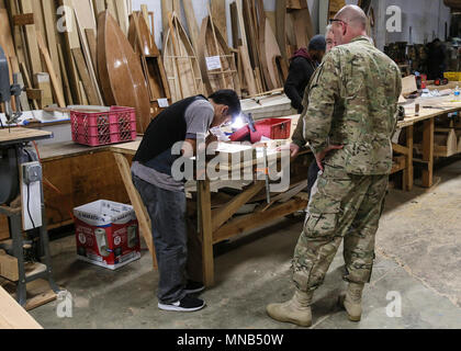 Le Sgt. 1ère classe Daniel White, conseiller au siège de l'égalité des chances et de l'Administration centrale, de la société 1st Special Forces Group (Airborne) mentors un jeune homme dans le cadre de son travail de bénévole à la communauté Tacoma Boat Builders program le 3 mars. White prend une grande satisfaction et l'estime de soi d'être en mesure d'être un modèle pour les enfants à voir et à regarder jusqu'à. (U.S. Army Banque D'Images