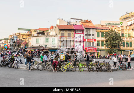 Cycliste de ville de Hanoï Vietnam Banque D'Images