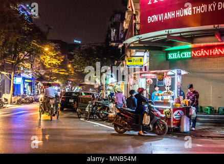 Vendeur vendant de la nourriture dans les rues de Hanoi, Vietnam Banque D'Images