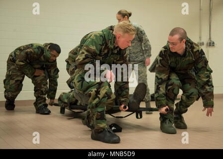 U.S. Air Force Tech. Le Sgt. Timothy Bennett, 52e Escadron de génie civil de la gestion d'urgence artisan, teste les joints sur le M45 Land Warrior Masque Biologique Chimique au cours de capacité à survivre et à l'exploitation d'une formation à la base aérienne de Spangdahlem, en Allemagne, le 8 mars 2018. Avec un haut niveau d'importance accordée à la capacité de réagir aux menaces extérieures de manière rapide et efficace, la 52e SCÉ a mené une formation de recyclage pour tout le monde du plus novice d'aviateurs canadiens à lutter contre les plus expérimentés de chef. (U.S. Air Force Banque D'Images