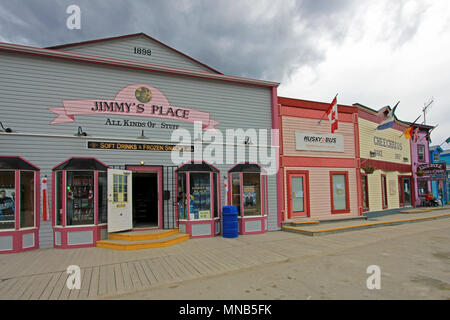 DAWSON CITY, YUKON, CANADA, LE 24 JUIN 2014 : les bâtiments historiques et traditionnels typiques maisons en bois dans une rue principale de Dawson Toilettte le 24 juin 2014, le Territoire du Yukon. Banque D'Images