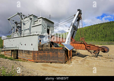 Les vestiges d'un delelict historique drague d'or dans le ruisseau Bonanza près de Dawson City, Canada Banque D'Images