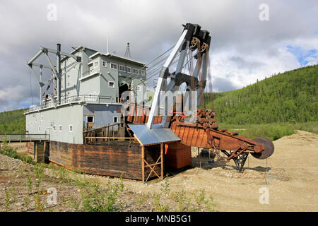 Les vestiges d'un delelict historique drague d'or dans le ruisseau Bonanza près de Dawson City, Canada Banque D'Images