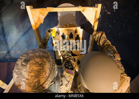 Des soldats américains, affecté à la 39e Bataillon des transmissions stratégiques, 2e Brigade, Signal Théâtre agrafer les objectifs de qualification pour la compétition meilleur guerrier sur la base aérienne de Chièvres, Belgique, le 13 mars 2018. (U.S. Army Banque D'Images