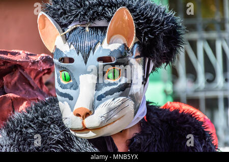 Ciudad Vieja, Guatemala - 7 décembre 2015 : les habitants de masques de danse folklorique traditionnelle parade & costumes & danse dans Street Banque D'Images