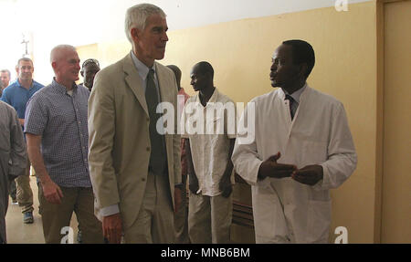 Peter Barlerin (suit), Ambassadeur des États-Unis au Cameroun et Brigue. Le général Eugene J. LeBoeuf, commandant général de l'armée américaine pour l'Afrique, visitez l'Hôpital régional de Garoua où l'exercice d'entraînement de préparation médicale USARAF aider l'équipe avec l'expertise médicale le 15 mars 2018. Barlerin parle avec le personnel de l'hôpital. L'Hôpital régional de Garoua est aussi l'endroit où le Groupe de travail de l'Équipe des affaires civiles Darby est superviser un projet d'assainissement pour améliorer les installations de toilettes à l'hôpital. TF Darby servir les membres au lieu d'urgence Garoua, servent dans un rôle de soutien auprès de l'Armée camerounaise. Banque D'Images