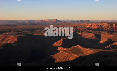 Goosenecks State Park et Monument Valley, vue de droite après le lever du soleil Muley Point, États-Unis Banque D'Images
