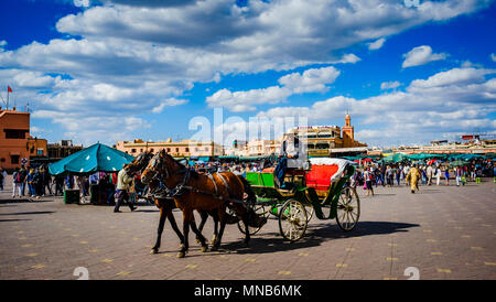 Scène générale de la place Jemaa El Fna, Site du patrimoine mondial de l'Unesco, à Marrakech, Maroc, Afrique du Nord Banque D'Images