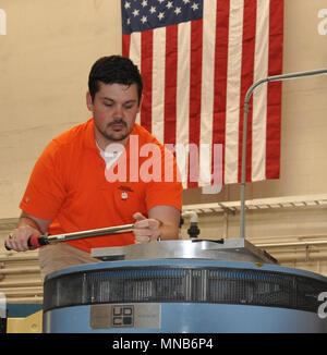 DAHLGREN, Virginie - Naval Surface Warfare Center Dahlgren Division (NSWCDD) ingénieur Shawn Schneider monte une plaque d'adaptation sur un Unholtz-Dickie T-2000 Système de vibration électro-dynamiques capables de fournir plus de 24 000 livres de la force des vibrations à des fréquences atteignant ou dépassant 3 000 hertz (cycles par seconde). Ces systèmes sont utilisés pour reproduire les environnements de choc et de vibration des éléments d'essai au cours de leur cycle de vie afin de s'assurer que les performances et la sécurité ne sont pas compromises avant leur utilisation par le combattant. NSWCDD a annoncé le 20 mars que Schneider a gagné le Département de la Marine 2018 Banque D'Images