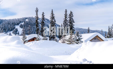 Couvert de neige des toits de maisons dans le village de ski de la célèbre station de ski Sun Peaks dans la belle province de la Colombie-Britannique, Canada Banque D'Images