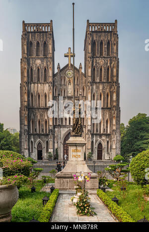 Hanoi, Vietnam - Octobre 27, 2017 : les touristes visitant la cathédrale Saint Joseph, Hanoi, Vietnam Banque D'Images