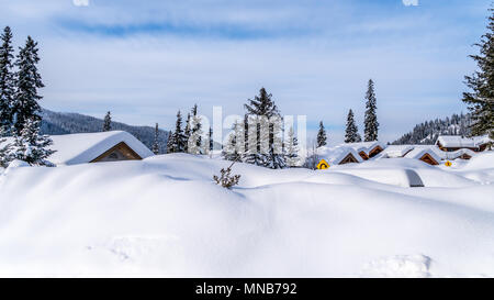 Couvert de neige des toits de maisons dans le village de ski de la célèbre station de ski Sun Peaks dans la belle province de la Colombie-Britannique, Canada Banque D'Images