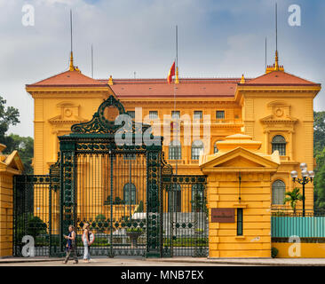 Hanoi, Vietnam - Octobre 27, 2017 : les touristes devant le Palais Présidentiel du Vietnam. Il est situé dans la ville de Hanoï, a été construit entre 1900 Banque D'Images