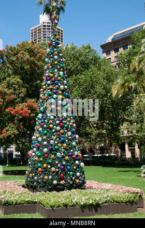 Sydney, Australie, l'arbre de Noël décoré dans Hyde Park Banque D'Images