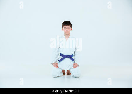 Le garçon se faisant passer à l'aïkido en école d'arts martiaux. Style de vie sain et des sports concept Banque D'Images