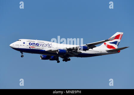 Avion de ligne Boeing 747 Jumbo Jet de British Airways arrivant à l'aéroport de Londres Heathrow, Royaume-Uni. Boeing 747-400 G-CIVD. Alliance oneworld Banque D'Images