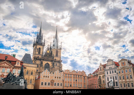 L'architecture tchèque, dans la vieille ville de Prague, tels que l'église Notre Dame de Tyn avant avec ses tours gothiques et autres bâtiments colorés. Banque D'Images