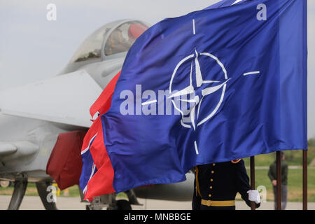 MIHAIL KOGALNICENU, ROUMANIE - avril 27 un garde roumaine peut être vu derrière l'OTAN, la France et la Roumanie drapeaux, tandis qu'un Eurofighter Typhoon de la Royal Air Force Banque D'Images