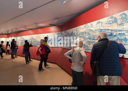 Portugal Musée du carrelage, touristes dans le Museu Nacional do Azulejo vue un panneau bleu du XVIIIe siècle montrant un panorama de Lisbonne (1738), Portugal. Banque D'Images