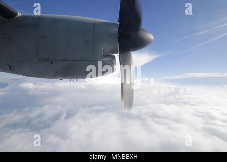 MIHAIL KOGALNICENU, Roumanie - 27 avril : Le moteur d'une Alenia C2-27J avion militaire spartiate vu à travers la fenêtre, Vendredi, Avril 27, 2018, dans la région de Miha Banque D'Images