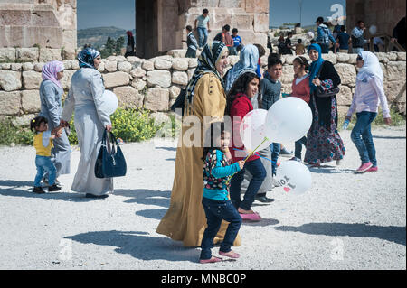 Les familles qui visitent les ruines de Jerash .l'emplacement des ruines de la ville gréco-romaine de Gérasa, également appelé Antioche sur la rivière d'Or Banque D'Images