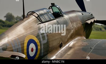 Hawker Hurricane P3717 Complet deux pièces en charmeuase rescapé de la bataille d'Angleterre volant à Shuttleworth, Premiere Saison célébrant le centenaire de la Royal Air Force Banque D'Images