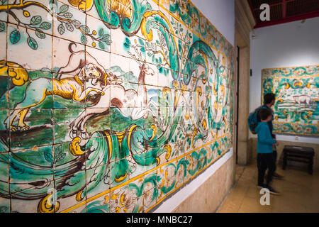 Portugal Musée du carrelage, vue sur une scène de chasse du XVIIe siècle représentée dans un long panneau de tuiles vertes - ou tapete - au Museu Nacional do Azulejo, Lisbonne Banque D'Images