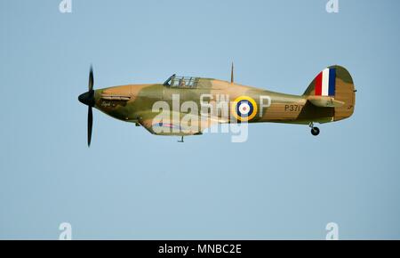 Hawker Hurricane P3717 Complet deux pièces en charmeuase rescapé de la bataille d'Angleterre volant à Shuttleworth, Premiere Saison célébrant le centenaire de la Royal Air Force Banque D'Images