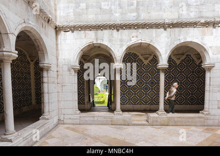 Portugal Musée du carrelage, vue sur une promenade touristique dans un cloître dans la cour centrale du Museu Nacional do Azulejo à Lisbonne, Portugal. Banque D'Images