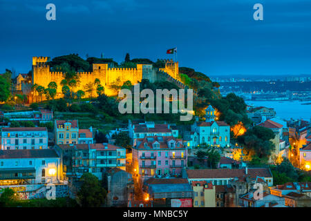 Vue sur la ville de Lisbonne, nuit la cité médiévale Castelo de Sao Jorge situé au-dessus de la vieille ville de Mouraria trimestre dans le centre de Lisbonne, Portugal. Banque D'Images