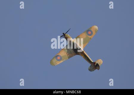 Hawker Hurricane P3717 Complet deux pièces en charmeuase rescapé de la bataille d'Angleterre volant à Shuttleworth, Premiere Saison célébrant le centenaire de la Royal Air Force Banque D'Images