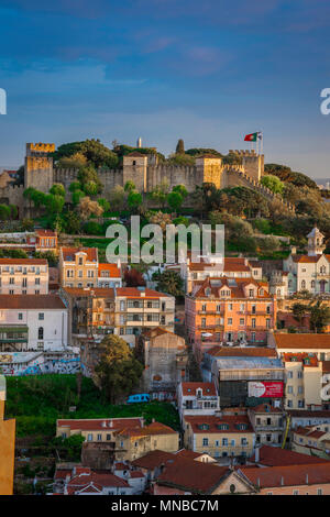 Lisbonne, vue sur le pittoresque Castelo de Sao Jorge situé au-dessus de la vieille ville de Mouraria quartier dans le centre de Lisbonne, Portugal. Banque D'Images