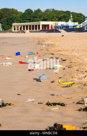 Déchets de premier plan sur la paisible plage de sable de Barry Island tourist resort début par un beau matin d'été ensoleillé. Banque D'Images