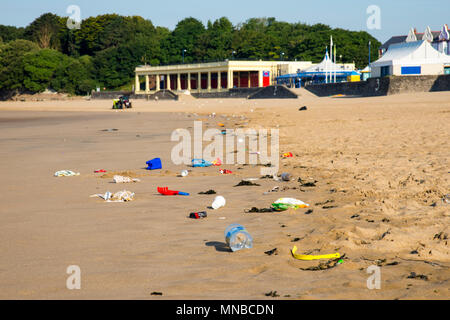 Litière de premier plan sur la plage de sable tranquille station touristique au début par un beau matin d'été ensoleillé en cours de nettoyage par des tracteurs avec surf rake. Banque D'Images