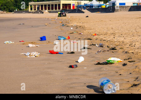 Litière de premier plan sur la plage de sable tranquille station touristique au début par un beau matin d'été ensoleillé en cours de nettoyage par tracteur avec fond surf rake. Banque D'Images